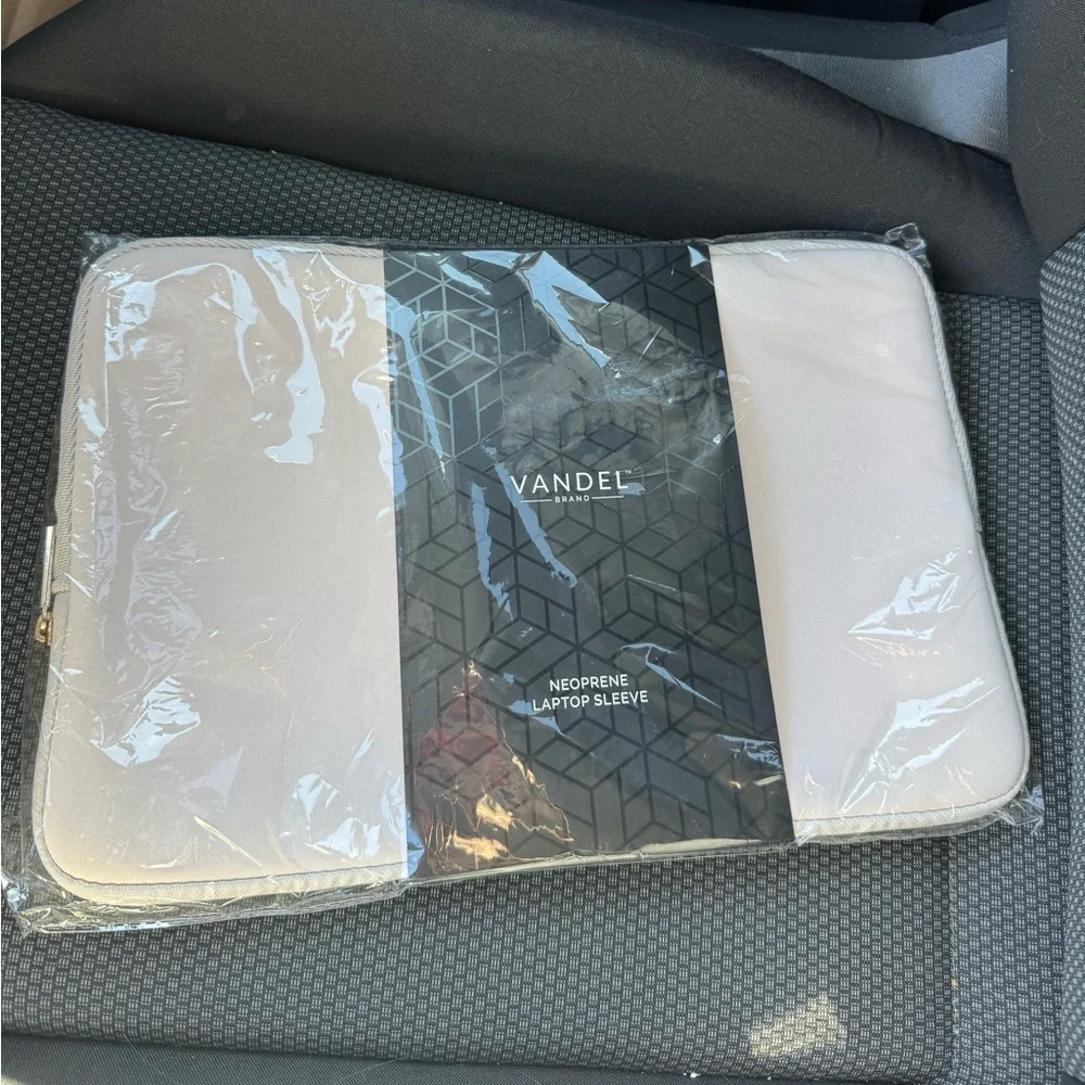 Cream Laptop 15 Inch Carrying Pouch BRAND new
